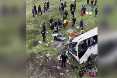 Servis minibüsü şarampole yuvarlandı! Çok sayıda ölü var