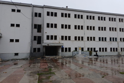 Bursa Gemlik'in hafızasındaki Celal Bayar Lisesi yıkım sürecine girdi