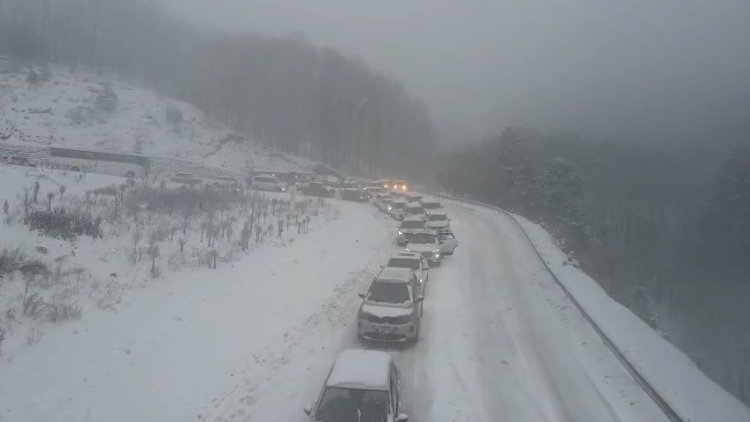 Bursa Uludağ’da trafik felci: Tatilciler kilometrelerce kuyrukta bekledi!-Bursa Hayat-2