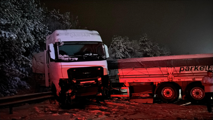 Bolu TEM’de kar yağışı zincirleme kazaya yol açtı: 7 araç birbirine girdi, 2 yaralı!-Bursa Hayat-2