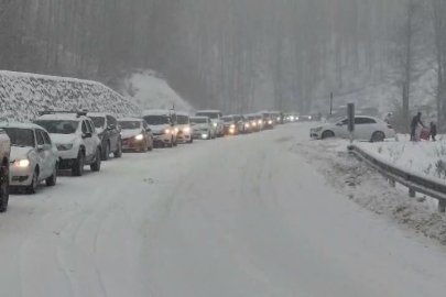 Bursa Uludağ’da trafik felci: Tatilciler kilometrelerce kuyrukta bekledi!