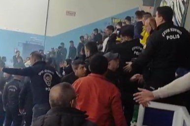 Karacabey Belediyespor-Fenerbahçe maçında yanıcı ve patlayıcı madde paniği!