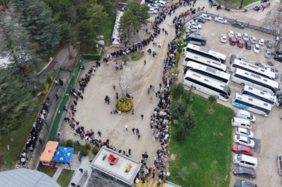 Uludağ yolunda insan seli: Teleferik kuyrukları havadan görüntülendi