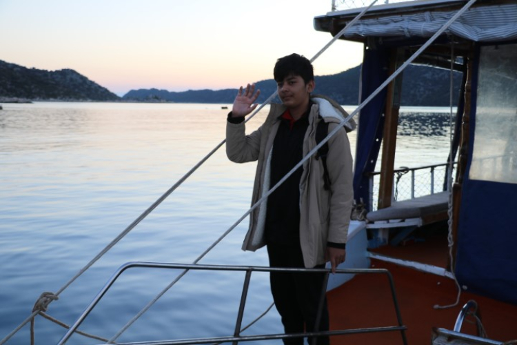 Kaleköy’de eğitime umut yolculuğu: 8 yıldır denizden okula gidiyor!-Bursa Hayat Gazetesi-2