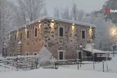 Van’da kar yağışı tarihi mekanlara ayrı bir güzellik kattı