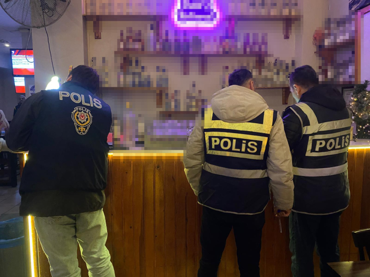 Bursa’da yılbaşı öncesi sahte alkol alarmı: Polis eş zamanlı operasyon düzenledi!-Bursa Hayat-2