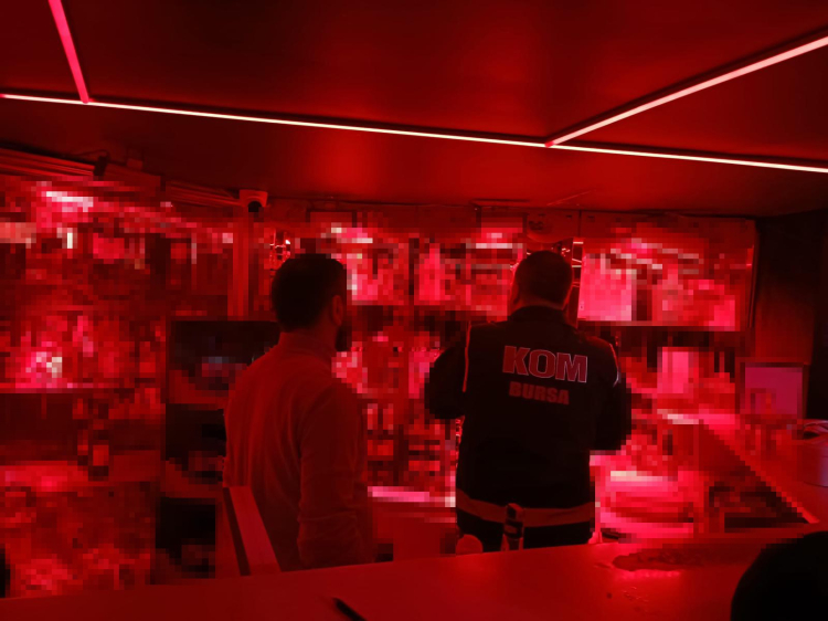 Bursa’da yılbaşı öncesi sahte alkol alarmı: Polis eş zamanlı operasyon düzenledi!-Bursa Hayat-3