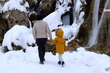 Girlevik Şelalesi kar altında! Kartpostallık manzaralar oluştu