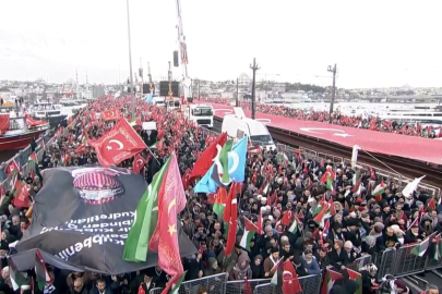 On binlerce kişi Filistin için Galata Köprüsü'nde buluştu