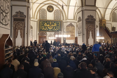 Bursa’da 2026’nın ilk sabah namazı: Kar altında Ulu Cami’ye akın ettiler