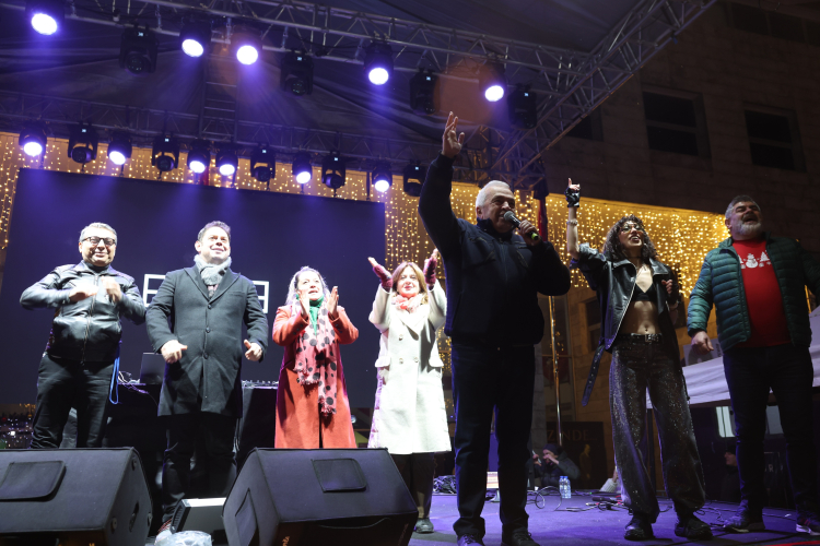 Nilüferliler yeni yılda Cumhuriyet Meydanı’nda buluştu - Bursa Hayat Gazetesi-3