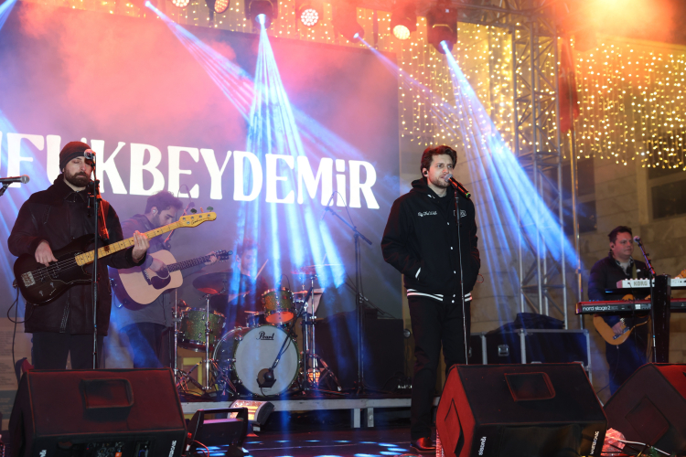 Nilüferliler yeni yılda Cumhuriyet Meydanı’nda buluştu - Bursa Hayat Gazetesi-4