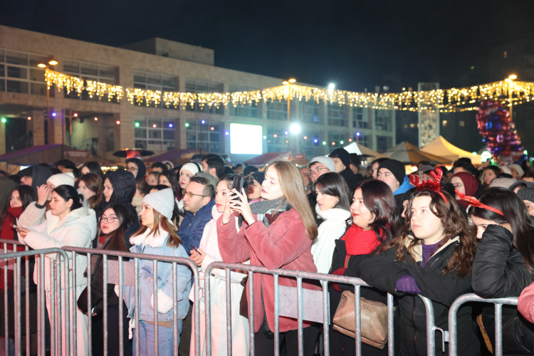 Nilüferliler yeni yılda Cumhuriyet Meydanı’nda buluştu - Bursa Hayat Gazetesi-2