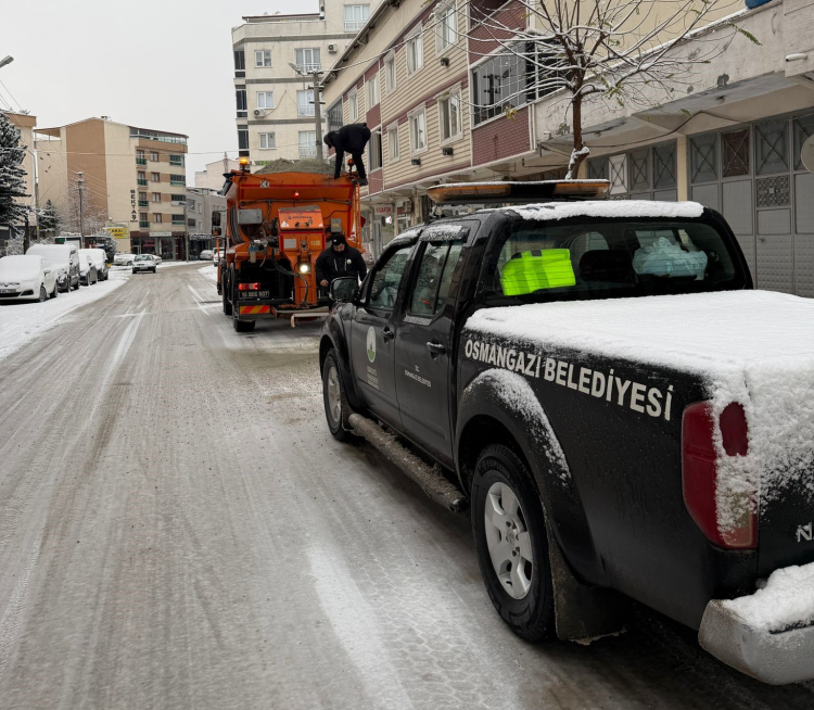 Osmangazi Belediyesi kar yağışına karşı sahada - Bursa Hayat Gazetesi-4