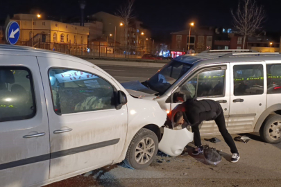 Bursa’da hafif ticari araçlar kafa kafaya çarpıştı: 3 yaralı
