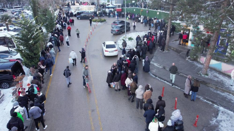 Bursa manzarası eşliğinde teleferik keyfi: Uludağ zirvesi İçin metrelerce kuyruk beklediler!-Bursa Hayat-2