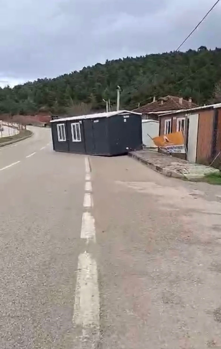 Bursa’da fırtınanın yıkıcı etkisi: Can kaybı olmadı, ama hasar büyük!-Bursa Hayat-2