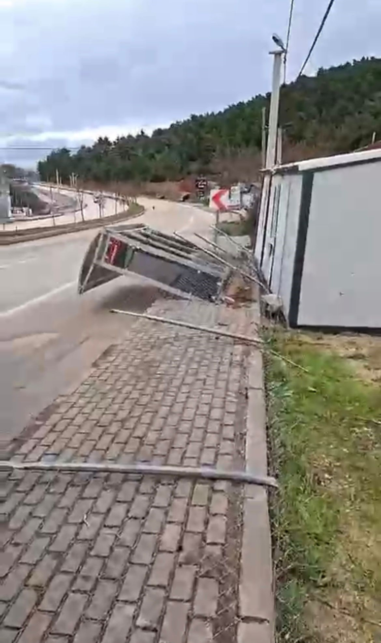 Bursa’da fırtınanın yıkıcı etkisi: Can kaybı olmadı, ama hasar büyük!-Bursa Hayat-3