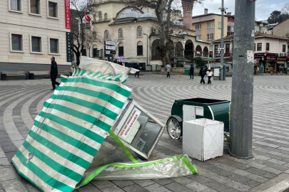 Bursa'da saatteki hızı 75 kilometreyi bulan fırtına hayatı felç etti