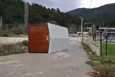 Bursa’da fırtınanın yıkıcı etkisi: Can kaybı olmadı, ama hasar büyük!