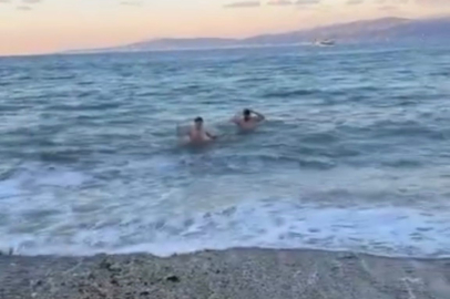 Bursa’da dondurucu soğuk denize girmelerine engel olmadı