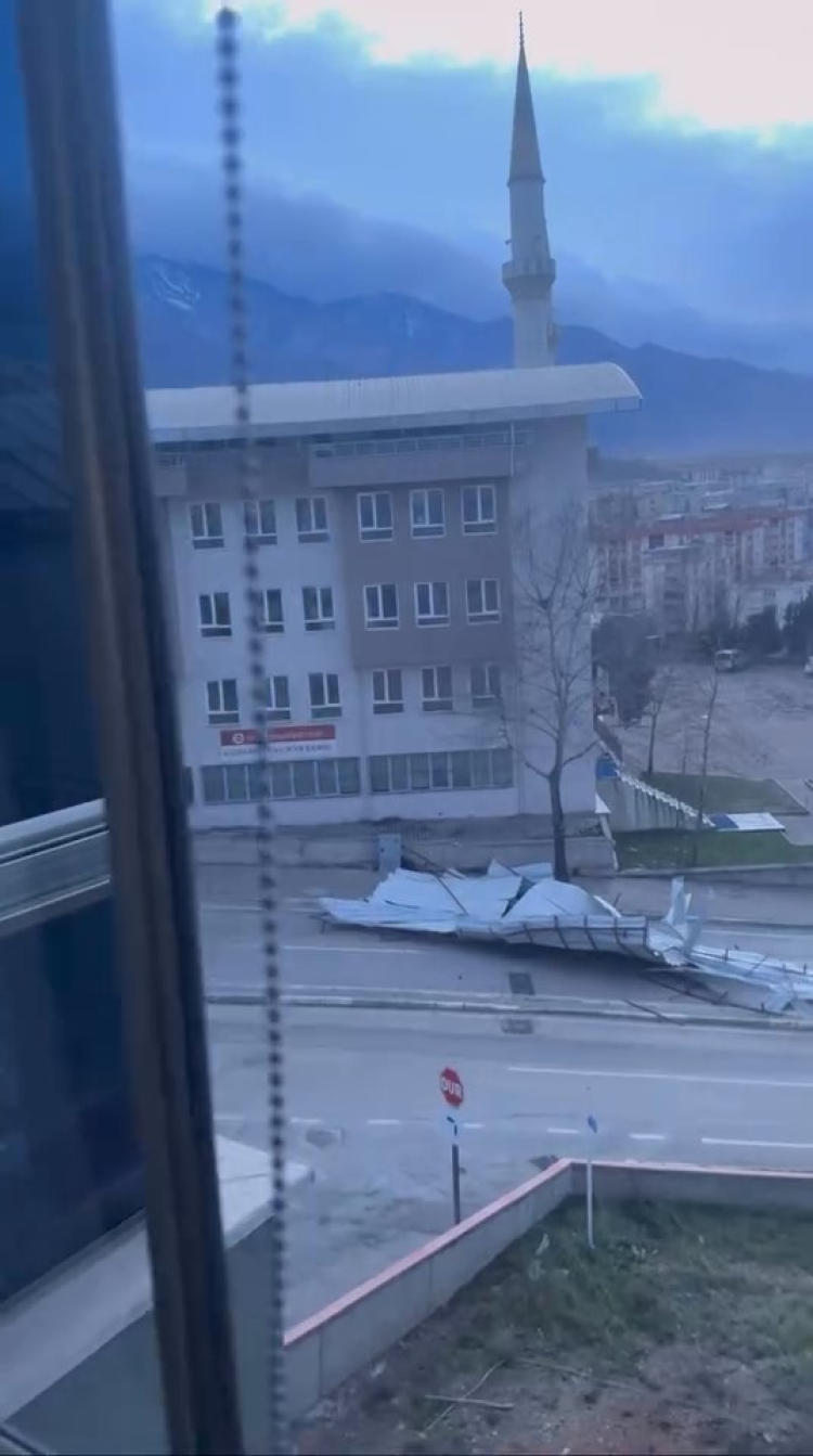 Bursa’da fırtına kabusu! Caminin çatısını söküp metrelerce savurdu -Bursa Hayat-2