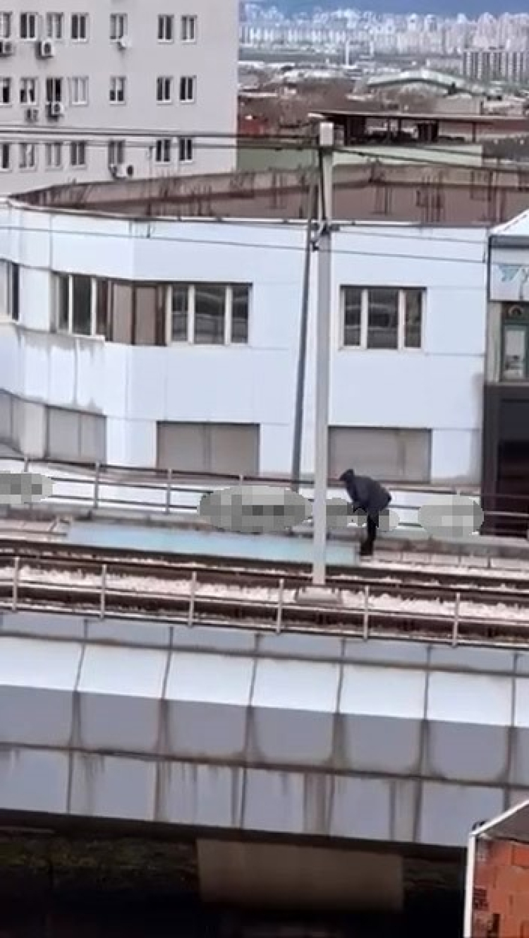 Bursa'da yüreklerin ağza geldiği an! Tabela metro hattına düştü -Bursa Hayat-3