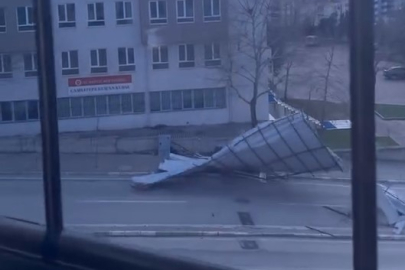 Bursa’da fırtına kabusu! Caminin çatısını söküp metrelerce savurdu