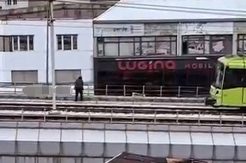 Bursa'da yüreklerin ağza geldiği an! Tabela metro hattına düştü