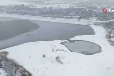 Elazığ’da Cip Baraj Gölü’nün bazı kısımları buz tuttu