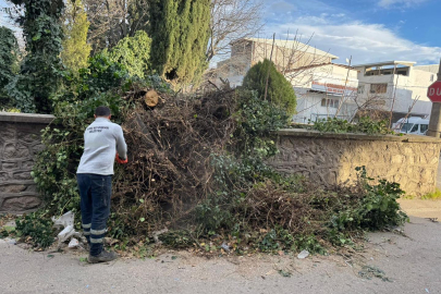 Şiddetli rüzgar Bursa’yı vurdu, ekipler vatandaşların yardımına koştu