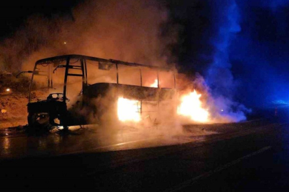 Otoyolda korku dolu anlar: Otobüs alev alev yandı