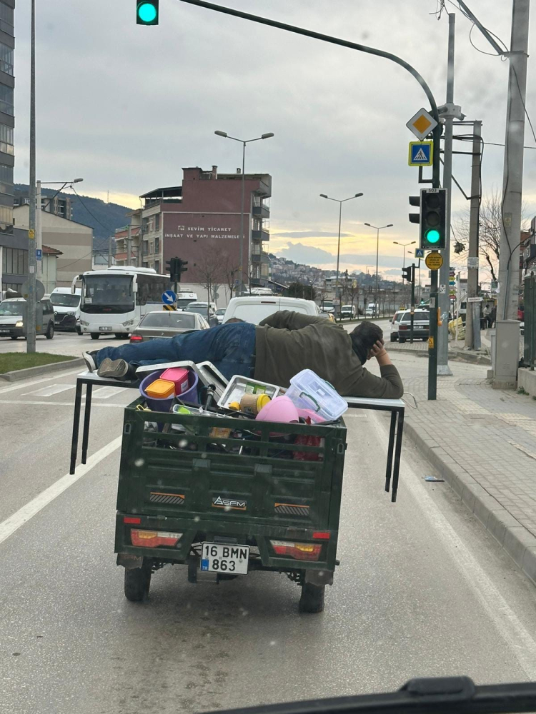 Bursa’da trafikte tehlikeli poz: Görenler şaşırdı!-Bursa Hayat-2