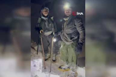 Zorlu kış koşullarında dayanışma! Köylüler makine parçasını taşıdı