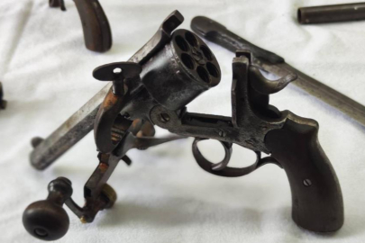 Jandarmadan tarihi eser baskını: Çok sayıda antika silah ele geçirildi