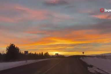 Ardahan’da gün doğumu kızıl gökyüzüyle büyüledi
