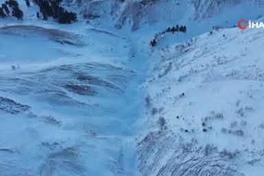 Ardanuç’ta çığ tehlikesi sürüyor! Kayıp çoban için arama çalışmaları ara verildi