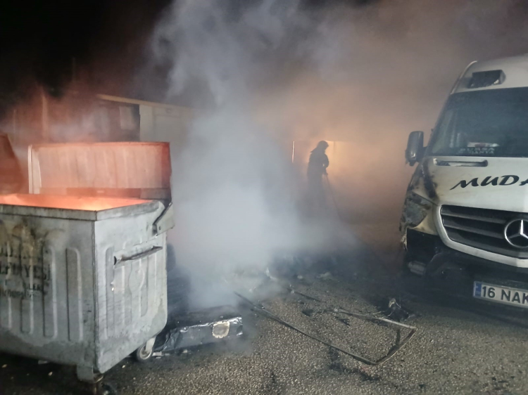 Bursa Mudanya’da korkutan yangın! Kısa sürede durakları sardı -Bursa Hayat-2