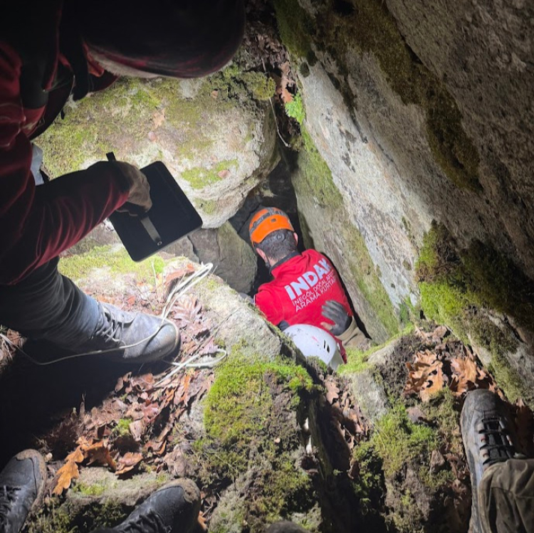 İnegöl’de mahsur kalan iki av köpeği 7 saatlik operasyonla kurtarıldı - Bursa Hayat Gazetesi-2