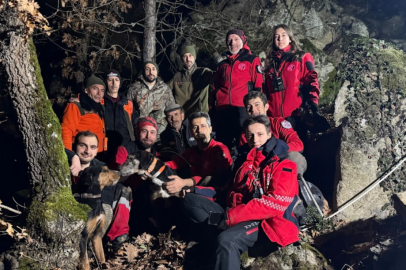 İnegöl’de mahsur kalan iki av köpeği 7 saatlik operasyonla kurtarıldı