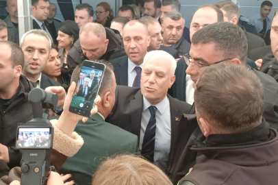 Kürsüde gerilim: Başkan Bozbey’e saldırı anı kamerada!