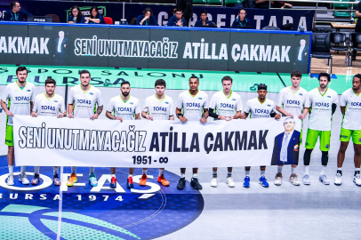 Tofaş oyuncuları efsane antrenör Atilla Çakmak’ı unutmadı