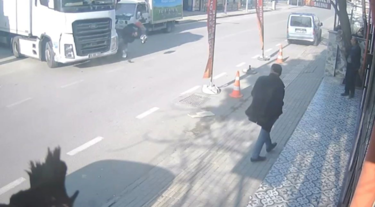 Bursa’da feci kaza: Motokurye tırla çarpıştı, yaralı hastaneye kaldırıldı!-Bursa Hayat-2