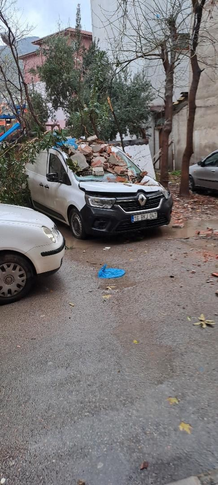 Bursa Gemlik’te lodos kabusu: Çatılar uçtu, ağaçlar devrildi!-Bursa Hayat-2