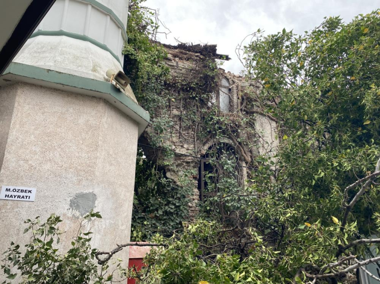 Bursa’da şiddetli fırtına: Kilise parçalandı, araçlar hasar gördü!-Bursa Hayat-3