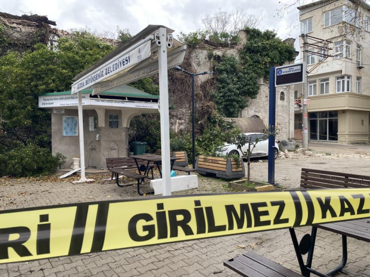 Bursa’da şiddetli fırtına: Kilise parçalandı, araçlar hasar gördü!-Bursa Hayat-2