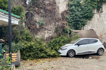 Bursa’da şiddetli fırtına: Kilise parçalandı, araçlar hasar gördü!