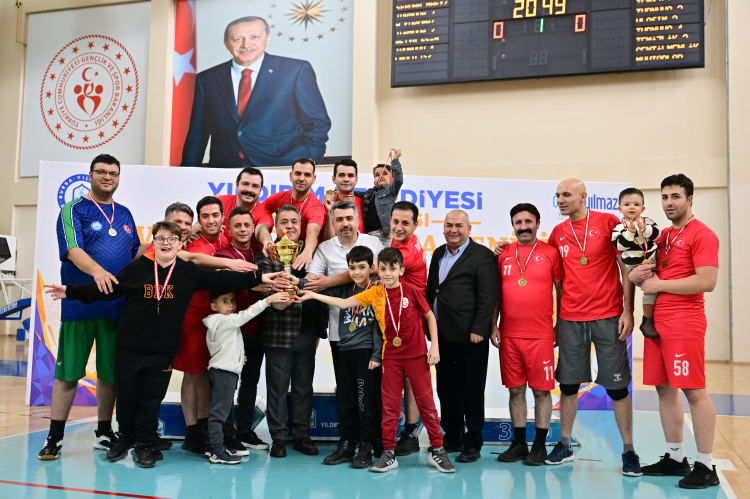 Yıldırım’da nefes kesen turnuvada kupayı Zabıta Müdürlüğü kaldırdı - Bursa Hayat Gazetesi-4