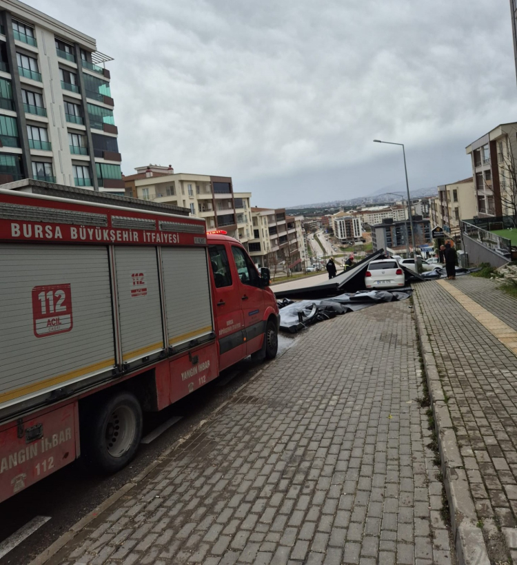 Bursa’da şiddetli rüzgara karşı önlemler artırıldı: Büyükşehir ekipleri seferber oldu!-Bursa Hayat-3