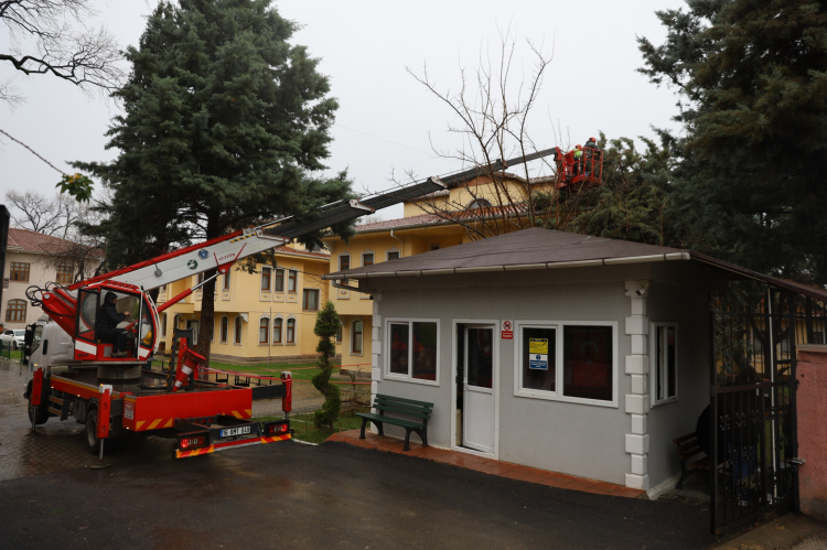 Bursa’da şiddetli rüzgara karşı önlemler artırıldı: Büyükşehir ekipleri seferber oldu!-Bursa Hayat-2